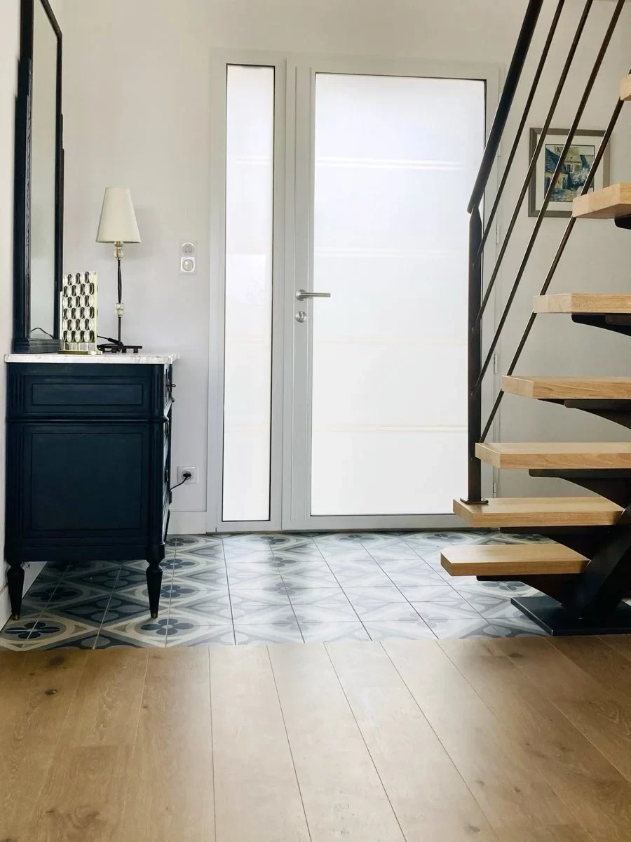 porte d'entrée en alu blanc avec partie vitrée vue de l'intérieur avec parquet et escalier à Beaupréau