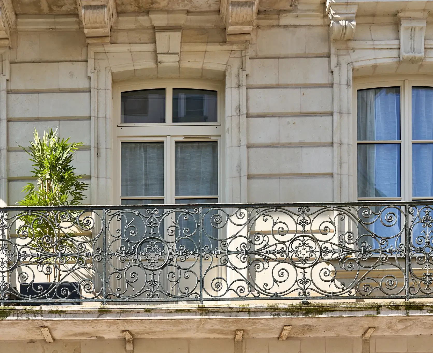 fenêtres en bois sur un balcon d'un immeuble de caractère à Angers