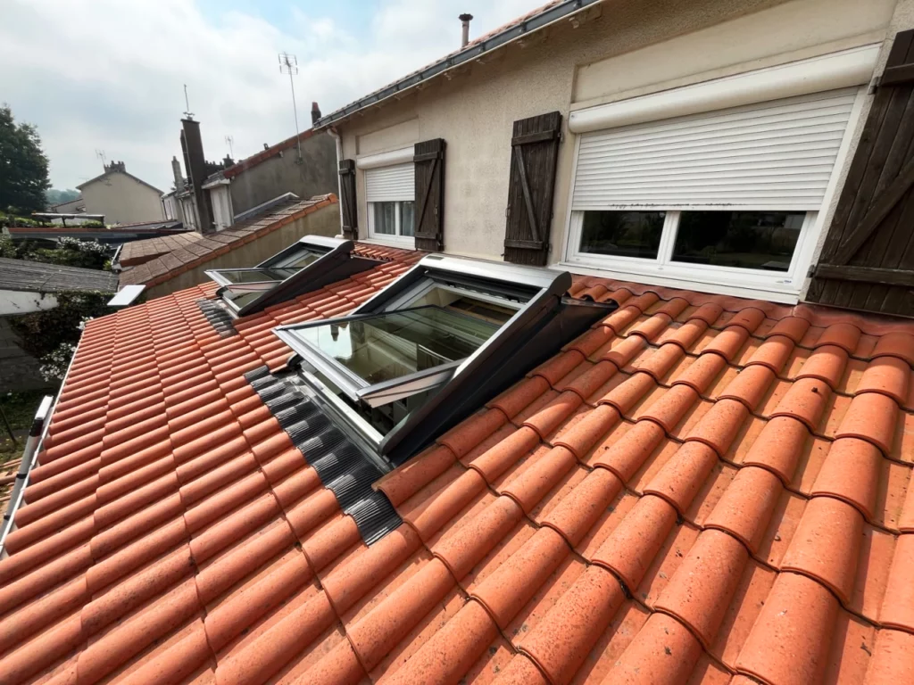 vue d(un toit en tuiles à Cholet avec un VELUX ouvert