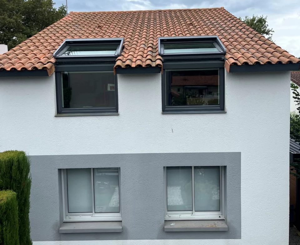 vue extérieure d'une maison avec tuiles avec 2 fenêtres de toit VELUX à l'étage