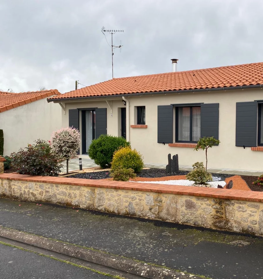 volets coulissants gris clairs sur une maison de bourg